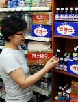 일반약 진열하는 슈퍼 관계자