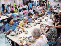 코리아센터닷컴, 금천구 어르신들 삼계탕 대접