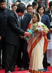 꽃다발 받는 프라비타 파틸 인도 대통령