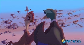 마당을 나온 암탉 날갯짓…나라안팎에서 주목