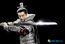 무사에게 무릎꿇은 장군 계백, 10.6% 출발