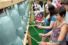 청자편종 체험하는 외국인