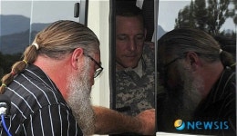 자동차에 오르는 스티브 하우스씨