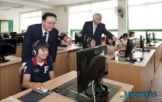 르노삼성차, 부산 대상초교에 학습 교재 기증
