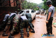 안간힘 쓰는 장병들