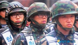 얼굴에 묻은 영광의 토사