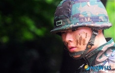 얼굴에 묻은 영광의 토사