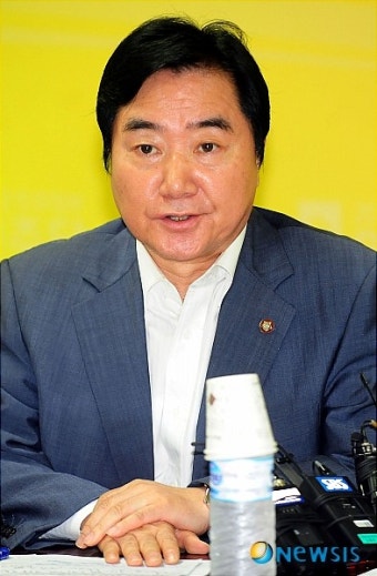 모두발언하는 이석현 위원장