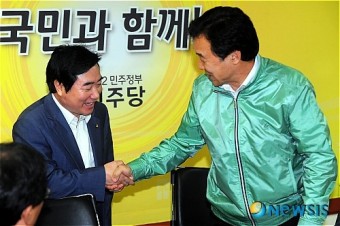 악수하는 손학규 대표와 이석현 위원장