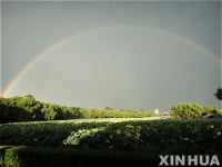 연못 상공에 걸쳐진 무지개