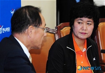 황우여 원내대표 이야기 경청하는 김옥주 부산저축은행 피해자 비대위원장