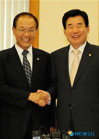 악수나누는  황우여,김진표 여.야 원내대표