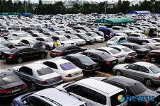 중고차로 가득찬 주차장