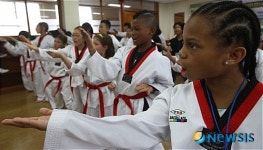 태권도 배우는 한·미 어린이들