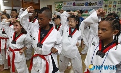 태권도 배우는 한·미 어린이들