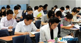 시험공부하는 롯데백화점 직원들