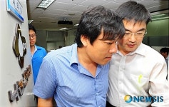 회의실 나오는 관계자들