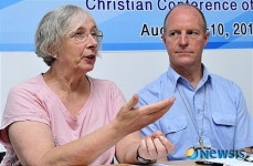 평화적으로 경찰과 대치하던 강정마을 주민들 감동적