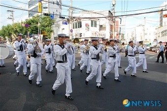 해군 군악대의 축하행진