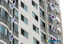 광복절! 온 마을에 태극기 휘날리며 ~