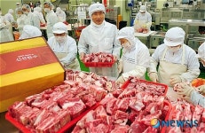 포장 과정 살피는 최병렬 대표