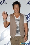 손인사하는 배우 김성수