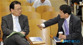 이야기 나누는 홍승용 위원장