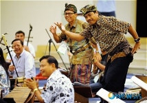 흥겨운 춤 추며 연습하는 아시아전통오케스트라