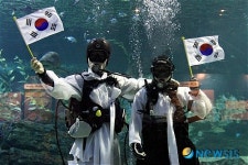 광복절 기념 수중에서 만세하는 아쿠아리스트