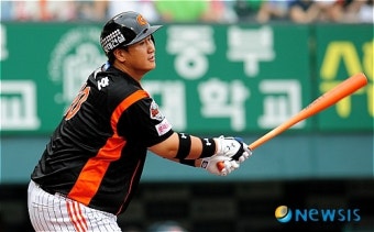 선취점 적시타 날리는 롯데 이대호
