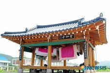 빨래가 차지한 마을 정자