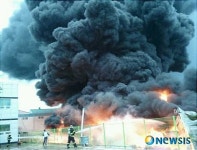 [종합]김해 플라스틱 재생공장 불 1억2000만원 피해