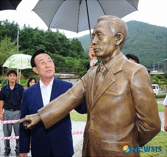 김관용 도지사, 청도 박정희 대통령 동상 찾아 눈길