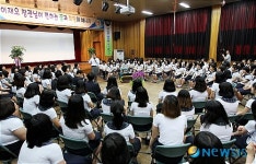 여고생들 만난 이재오 장관