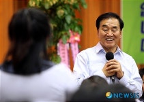 학생들과 이야기 나누는 이 장관