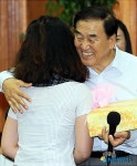 학생들로부터 선물 받고 밝게 웃는 이 장관