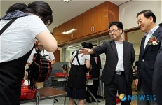 교육시설 돌아보는 이재오 장관