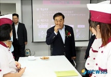 여고생들이 만든 쿠키 맛 보는 이 장관