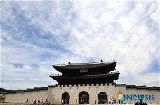 광화문 위 푸른 하늘