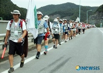 단양 상진대교 건너는 건국대 국토순례단