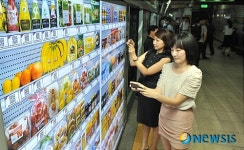 지하철역에 진열된 홈플러스 매장