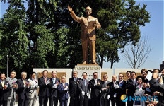 공개된 이승만 동상의 모습