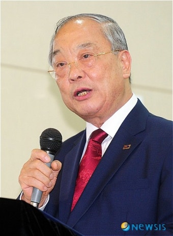 인사말하는 강원식 원장