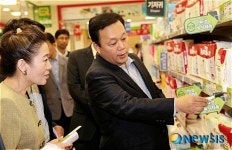 녹색체품 살펴보는 유영숙 환경부 장관