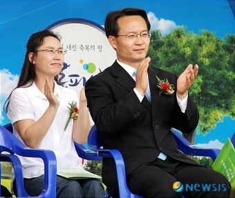 밀양 내 고장 활력화 대회서 박수치는 조해진 의원 부부