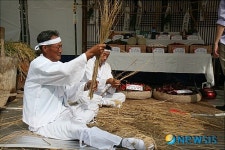 ‘금줄 만드는 농부’