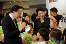 [대구세계육상]모교 어린이와 이야기 하는 이명박 대통령 내외