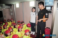 어린이집 아동 물소화기 체험교육하는 마포소방서