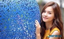 환한 미소 짓는 배우 우리