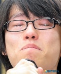 발언하며 눈물 흘리는 병역 양심거부자